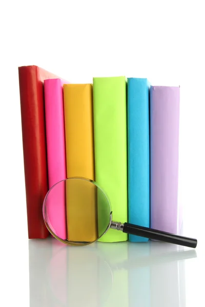 Renk kitaplar üzerinde beyaz izole büyüteç ile — Stok fotoğraf