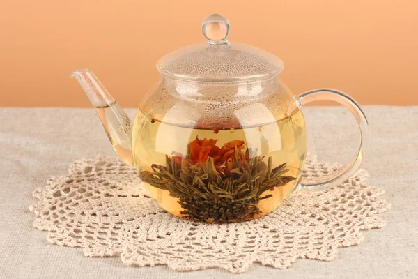 异国情调绿茶与制茶的颜色 background.process 上桌上的玻璃茶壶里的花 — 图库照片