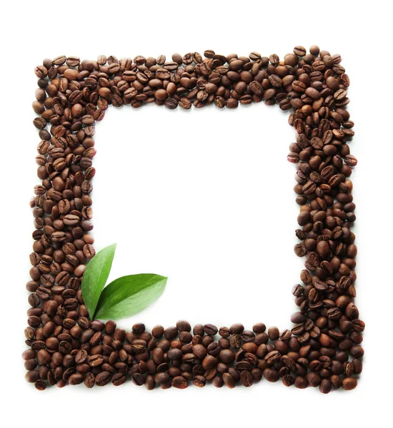 Granos de café con hojas aisladas sobre blanco —  Fotos de Stock