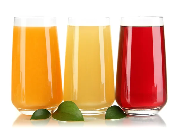 Gläser Saft und Blätter isoliert auf weiß — Stockfoto