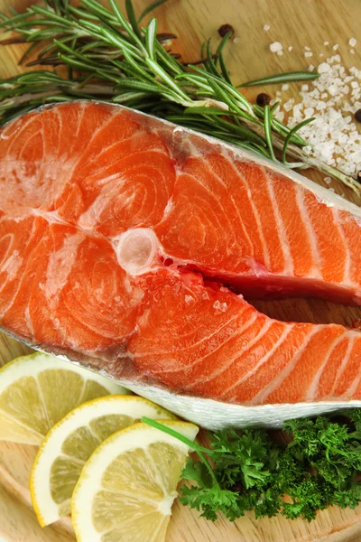 Fresh salmon steak on cutting board,close up — Stock Photo, Image