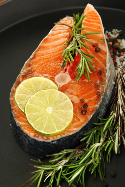 Bife de salmão fresco na panela, close-up — Fotografia de Stock