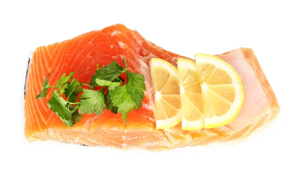 Čerstvý filet z lososa s herbáře a plátky citronu, izolované na bílém — Stock fotografie