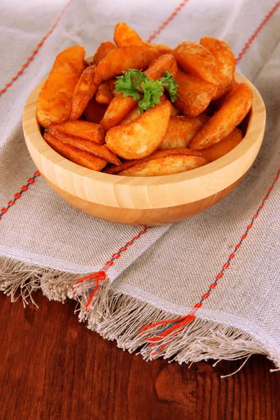 Appetizing village potatoes in bowl on wooden table close-up — Stock Photo, Image