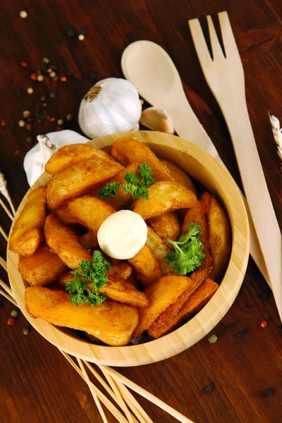 Pommes de terre de village appétissantes dans un bol sur une table en bois close-up — Photo