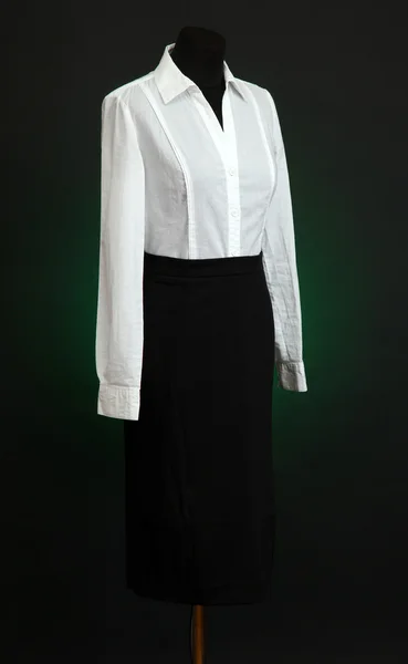 Blusa branca e saia preta no manequim no fundo de cor escura — Fotografia de Stock