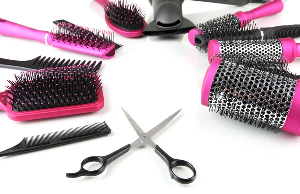 Brosses à peigner, sèche-cheveux et cisailles à couper, isolées sur blanc — Photo
