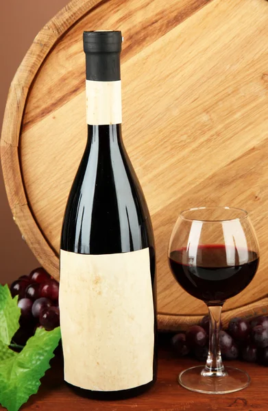 Composición de vino, barril de madera y uva, sobre fondo marrón —  Fotos de Stock