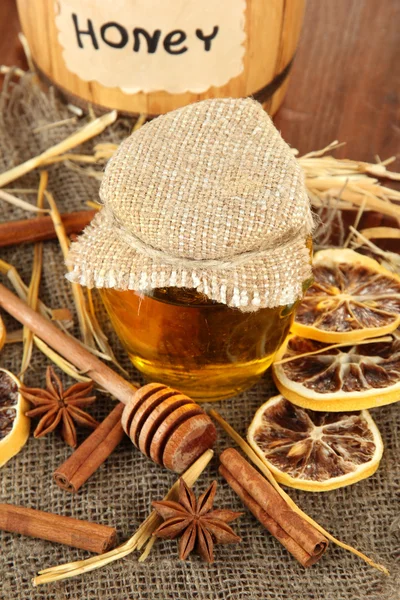 Burk honung, trä fat, drizzler och torkade citroner på trä bakgrund — Stockfoto