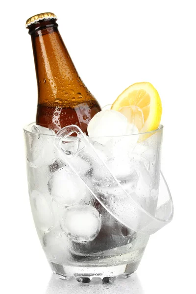 Botella de cerveza en cubo de hielo aislado en blanco — Foto de Stock