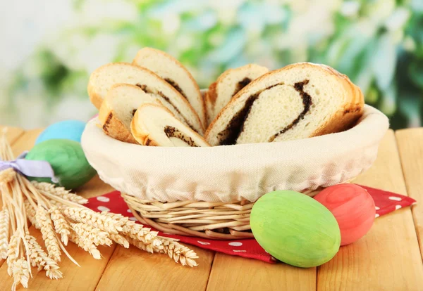 Loaf with poppy seed in wicker basket, on bright background — Stock Photo, Image