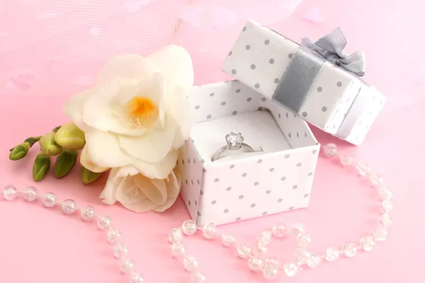 結婚指輪とピンクの背景の花の美しいボックス — ストック写真