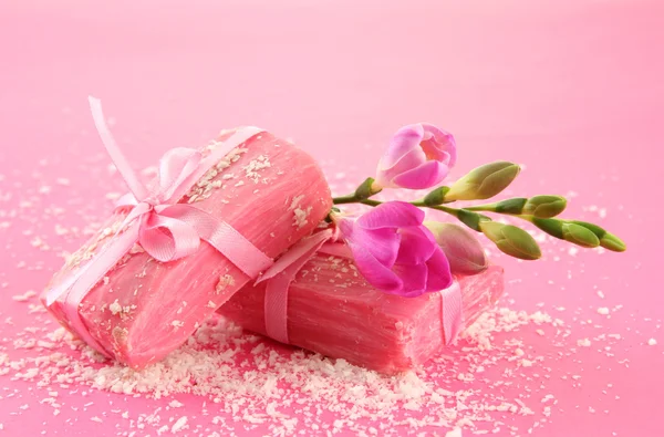 Jabón natural hecho a mano, sobre fondo rosa — Stockfoto