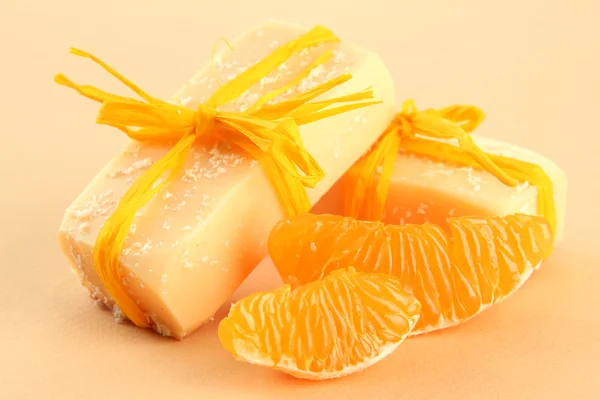 Natuurlijke handgemaakte zeep en oranje, op beige achtergrond — Stockfoto
