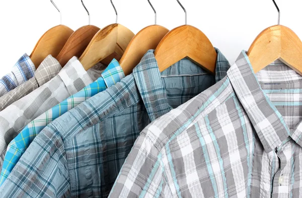 Рубашки с галстуками на деревянных вешалках изолированы на белом — стоковое фото