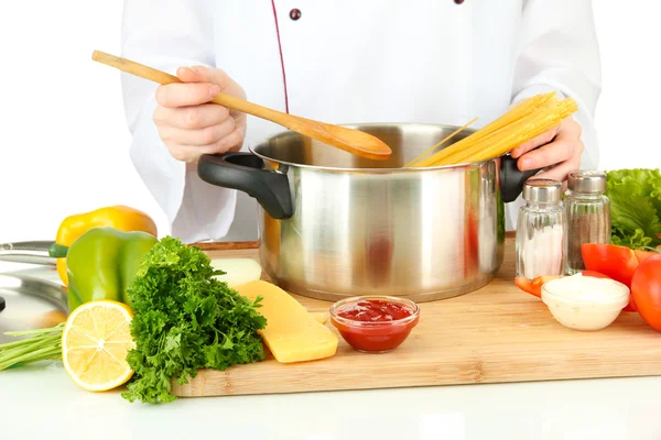 Mãos femininas preparando macarrão, isolado em branco — Fotografia de Stock