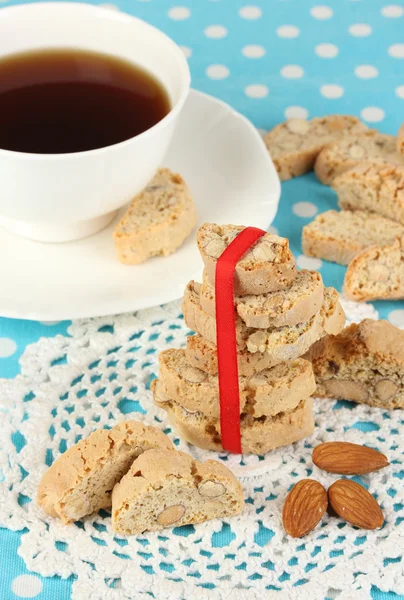 Biscoitos aromáticos cantuccini e xícara de café na toalha de mesa azul close-up — Fotografia de Stock