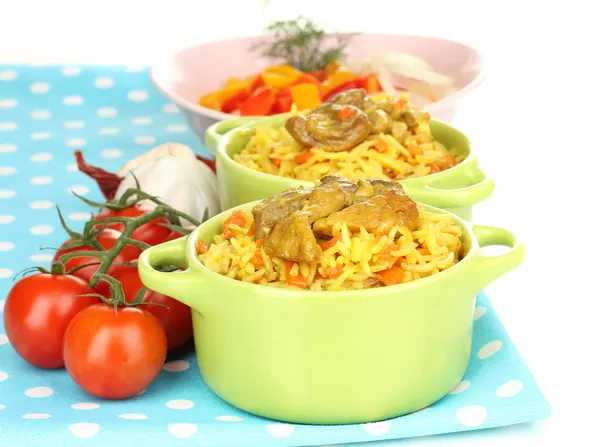 Delizioso pilaf con verdure isolate su bianco — Foto Stock