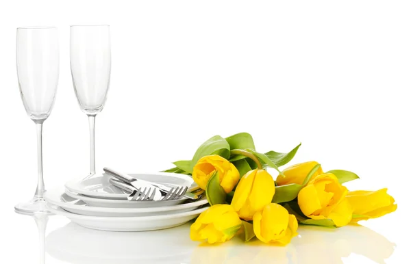 Tulipes et ustensiles jaunes pour servir isolés sur du blanc — Photo