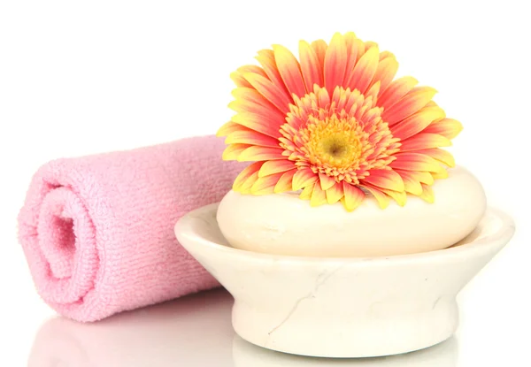 Rullade rosa handduk, tvål och vacker blomma isolerad på vit — Stockfoto