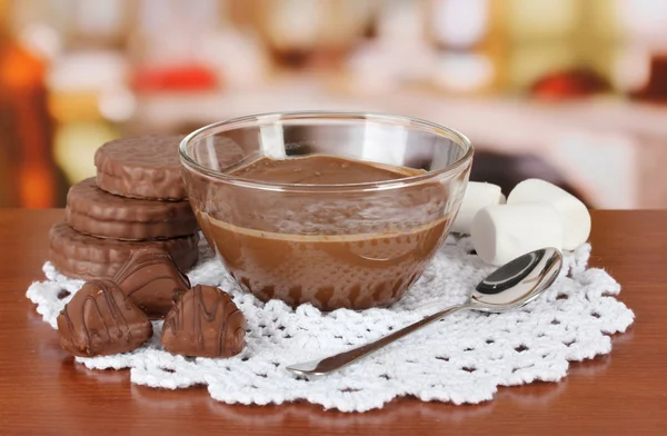 チョコレート、カフェのテーブルでお菓子のボウル — ストック写真