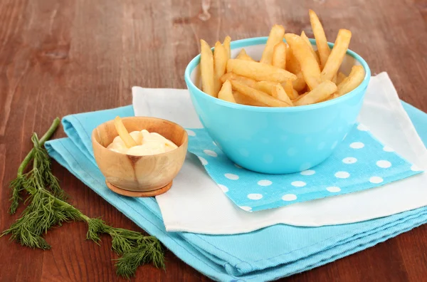 French fries in bowl on wooden table close-up — Stock Photo, Image