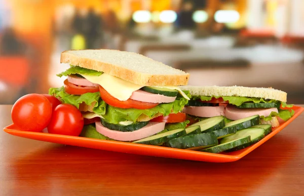 Plaka kafede lezzetli sandviçler — Stok fotoğraf