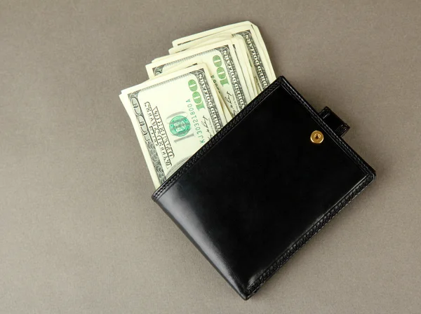 色の背景上の百のドル紙幣を財布 — ストック写真