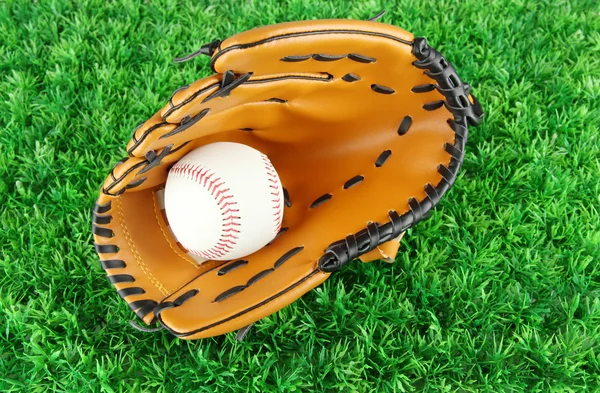 Gant de baseball et balle sur fond d'herbe — Photo