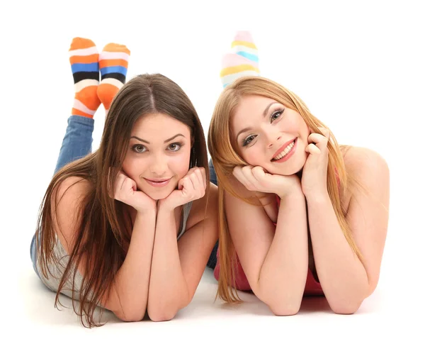 Deux amies souriantes isolées sur blanc — Photo