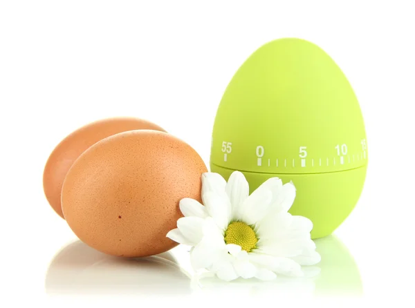 Зеленый таймер яйца и яйца, изолированные на белом — стоковое фото