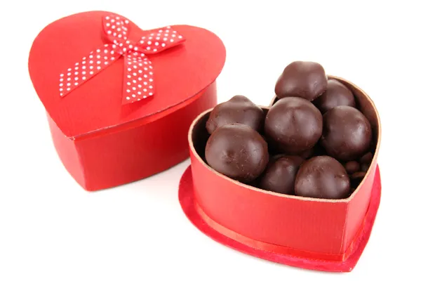 Шоколадні цукерки в подарунковій коробці, ізольовані на білому — стокове фото
