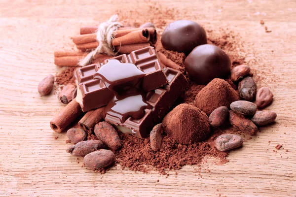 Composición de dulces de chocolate, cacao y especias sobre fondo de madera — Foto de Stock