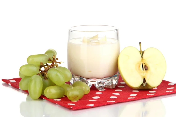 白で隔離されるフルーツとガラスでおいしいヨーグルト — ストック写真