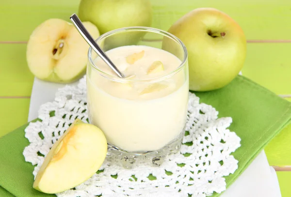 Délicieux yaourt en verre avec pomme sur nappe bleue — Photo