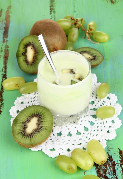 Iogurte delicioso em vidro com frutas na mesa de madeira close-up — Fotografia de Stock