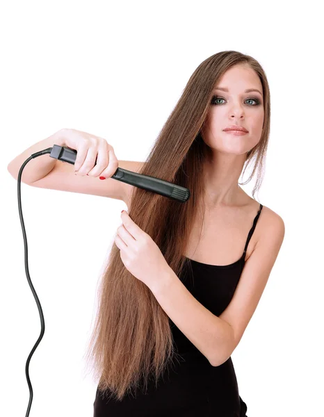 Mulher fazendo penteado com alisador de cabelo, isolado em branco — Fotografia de Stock