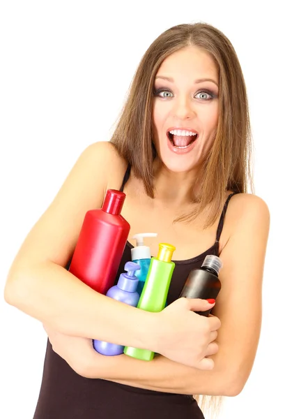 Mulher com longas garrafas de cabelo segurando de shampoo, isolado em branco — Fotografia de Stock