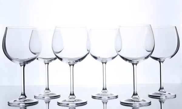 Lege wijnglazen gerangschikt en geïsoleerd op wit — Stockfoto