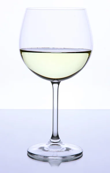 Copo de vinho branco isolado em branco — Fotografia de Stock