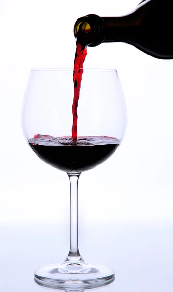 Šumivé červené víno pour v izolovaných na bílém skle — Stock fotografie