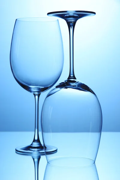 Empty wine glasses arranged on blue background — Stock Photo, Image