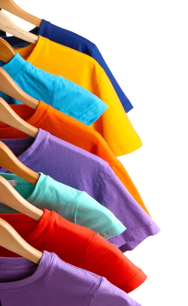 Veel t-shirts op hangers geïsoleerd op wit — Stockfoto