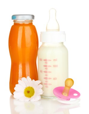 Bebek maması, şişe ve üzerinde beyaz izole meyve suyu