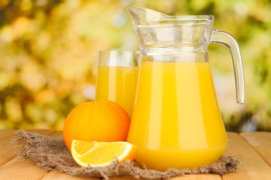 tam cam ve portakal suyu ve portakal ahşap tablo açık sürahi