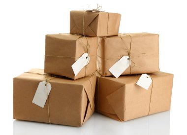 parsel üzerinde beyaz izole, kraft kağıt kutular