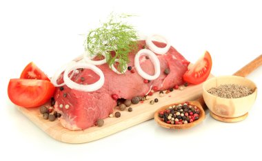 Şifalı otlarla Marine ham sığır eti ve baharat üzerine beyaz izole