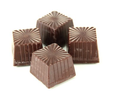 çikolatalı tatlılar üzerinde beyaz izole