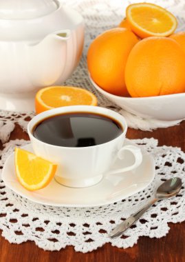 güzel beyaz yemek servisi ile portakal ahşap masa yakın çekim üzerinde