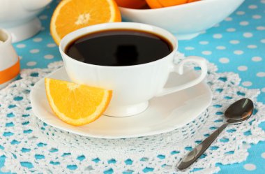 güzel beyaz yemek servisi ile portakal mavi masa örtüsü yakın çekim üzerinde